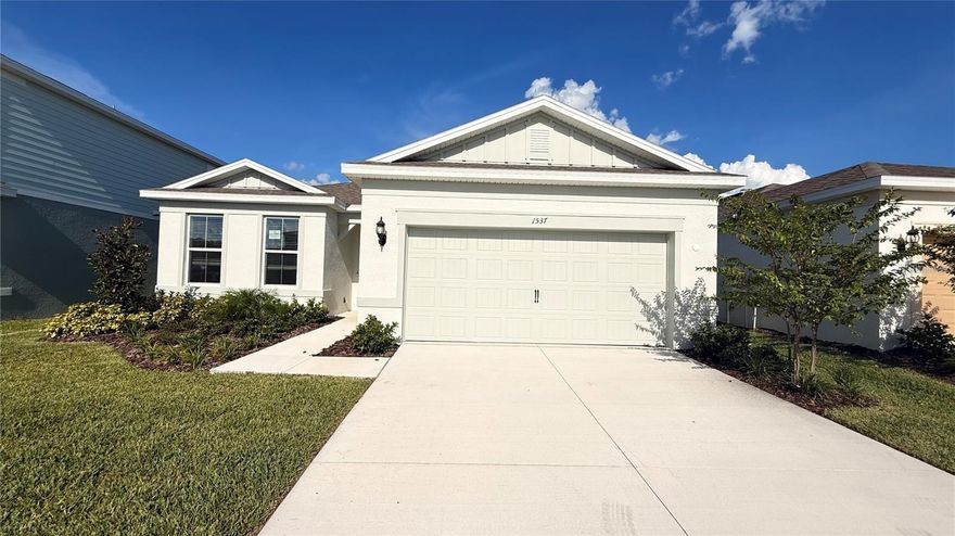 What could be better than living in the St. Cloud, Florida area, a charming city in the heart of Central Florida? Enjoy comfort, convenience, and tranquility, with excellent schools, safety, and a prime location. And best of all, it's close to the beaches of Melbourne! Take advantage of this unique opportunity to live in this brand-new property in the beautiful Amelia Groves community in St. Cloud. This magnificent home features four spacious bedrooms, three full bathrooms, and a two-car garage. Living here guarantees you'll enjoy amenities for the whole family, including a playground, walking trails, and green spaces perfect for enjoying the outdoors. Its strategic location offers easy access to major highways, such as the Florida Turnpike and US-192, connecting you quickly to Orlando, Lake Nona, and Kissimmee.