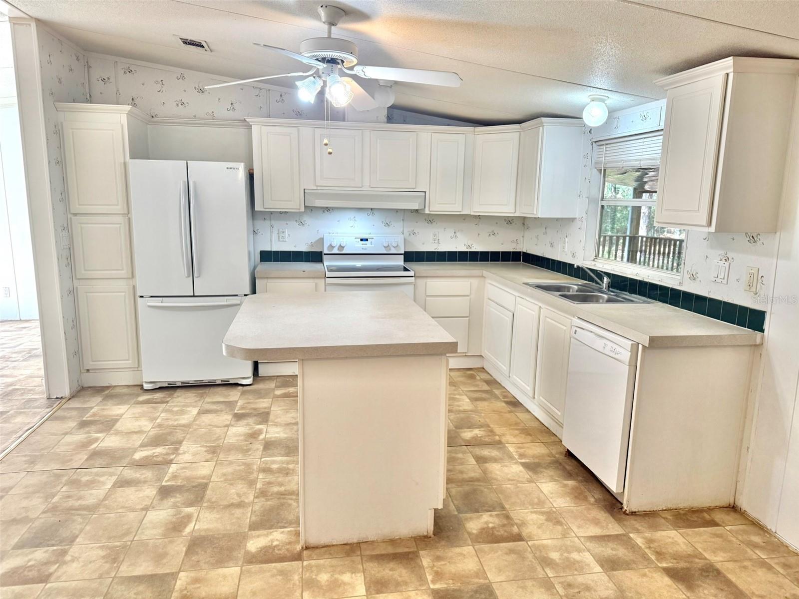 LAKE TROPICANA RANCHETTES - Residential