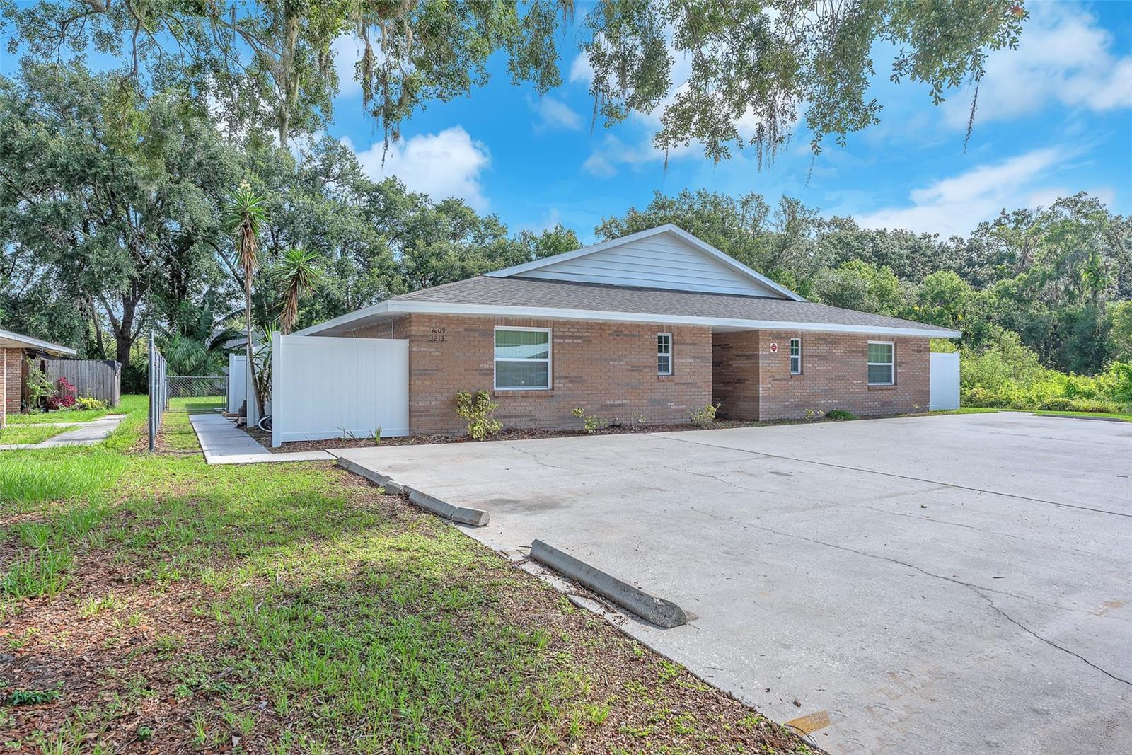 3209 BLOOMINGDALE VILLAS COURT