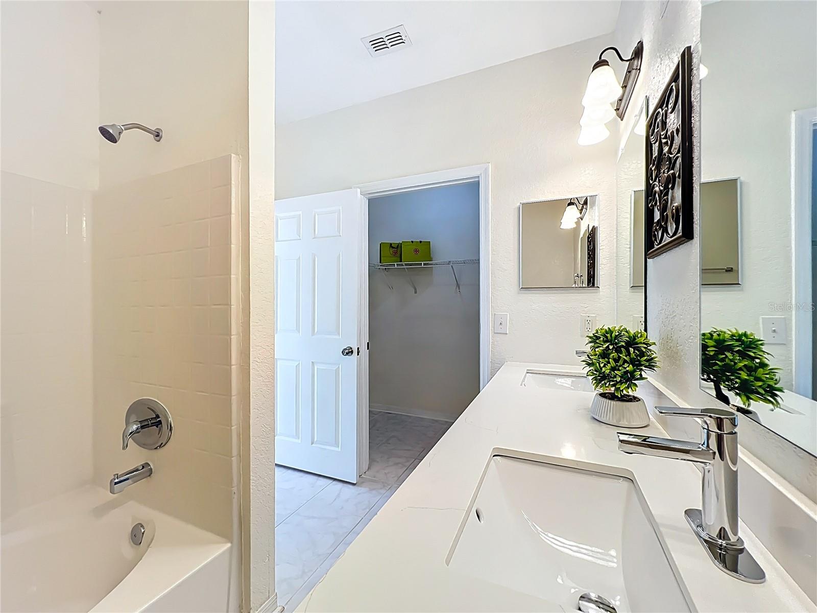 CRESCENT PLACE AT LAKE LOTUS CONDO - Residential