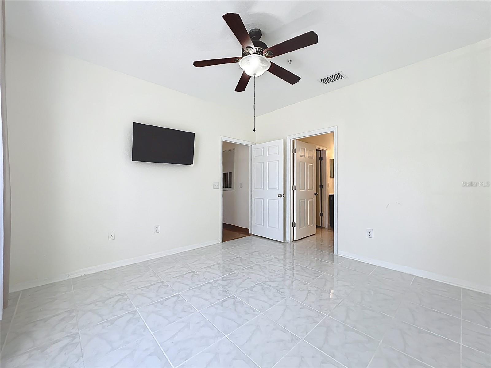 CRESCENT PLACE AT LAKE LOTUS CONDO - Residential