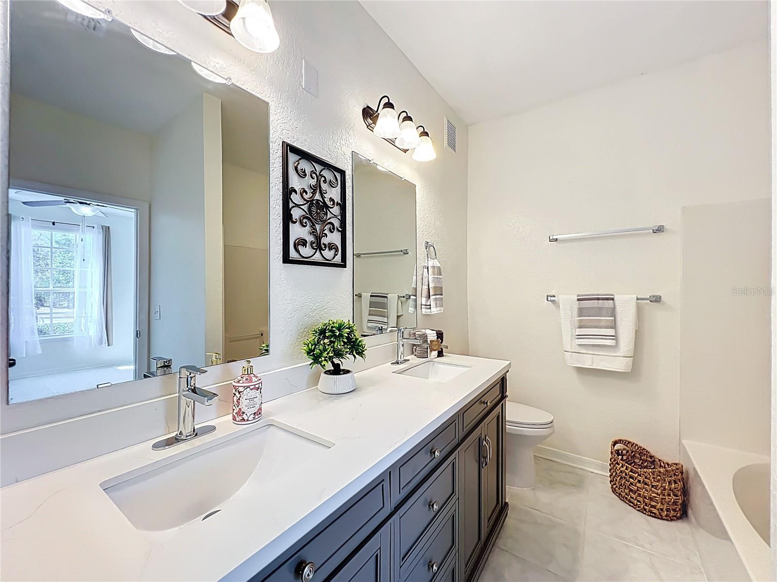 CRESCENT PLACE AT LAKE LOTUS CONDO - Residential