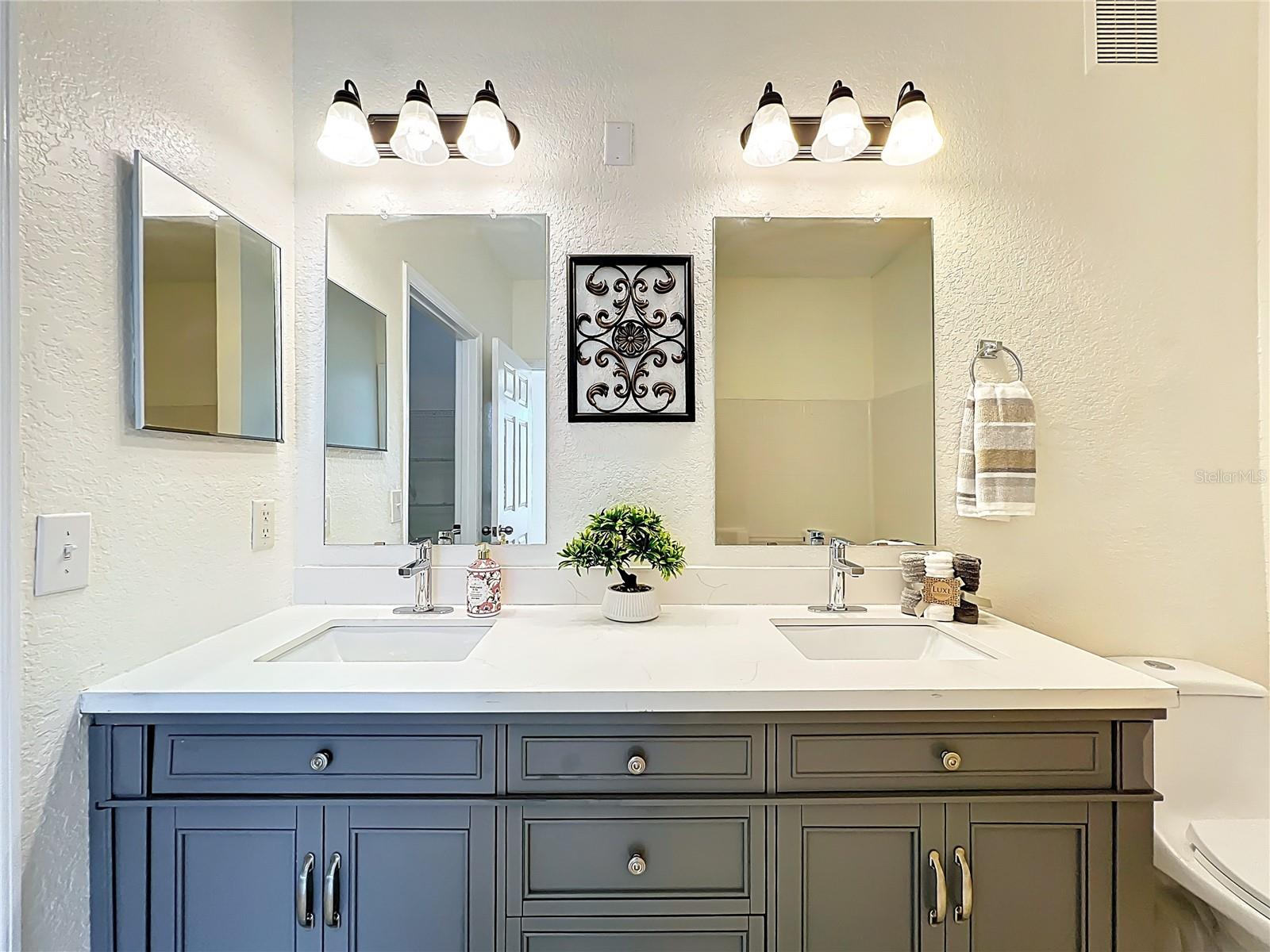 CRESCENT PLACE AT LAKE LOTUS CONDO - Residential