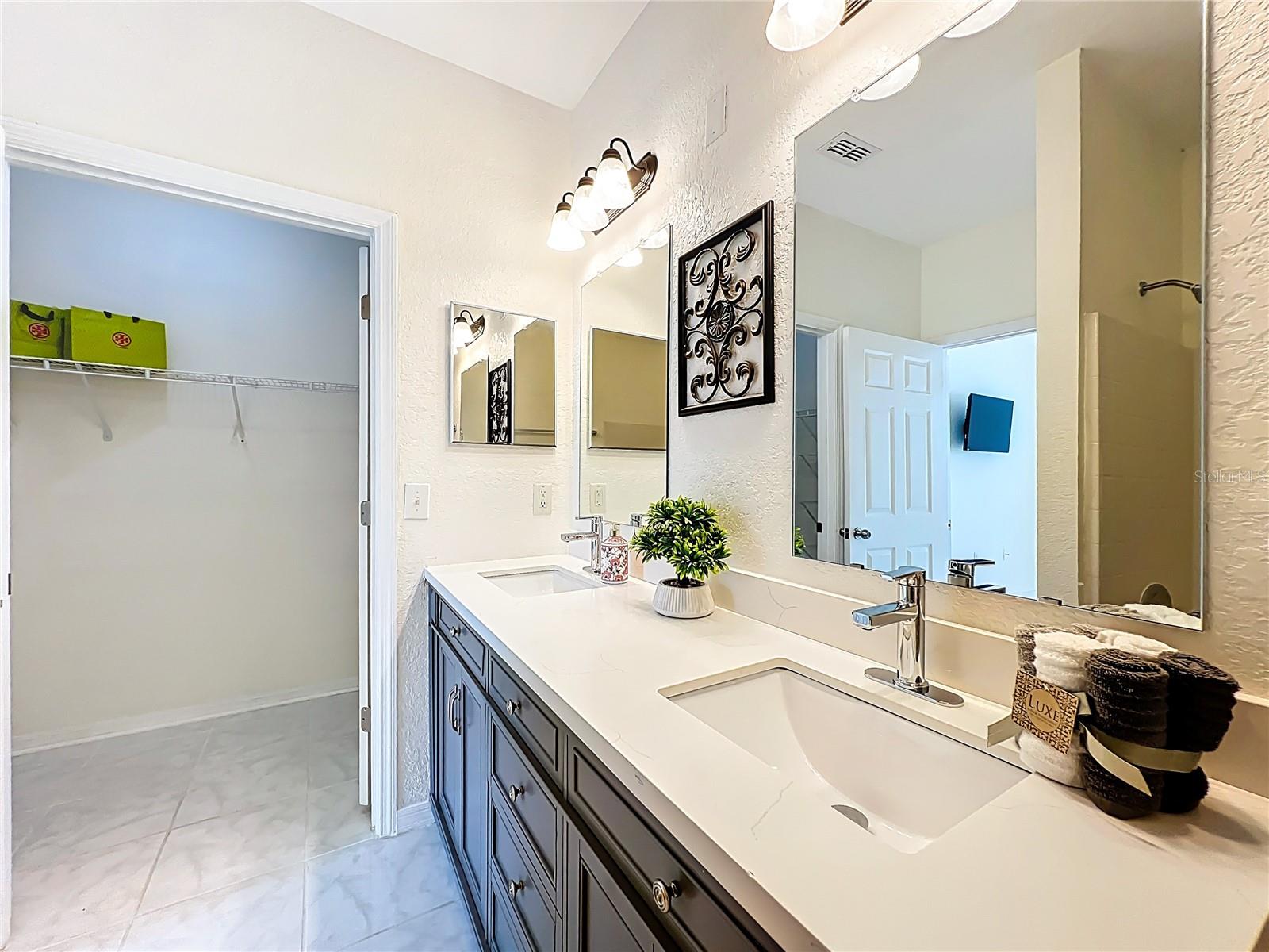 CRESCENT PLACE AT LAKE LOTUS CONDO - Residential