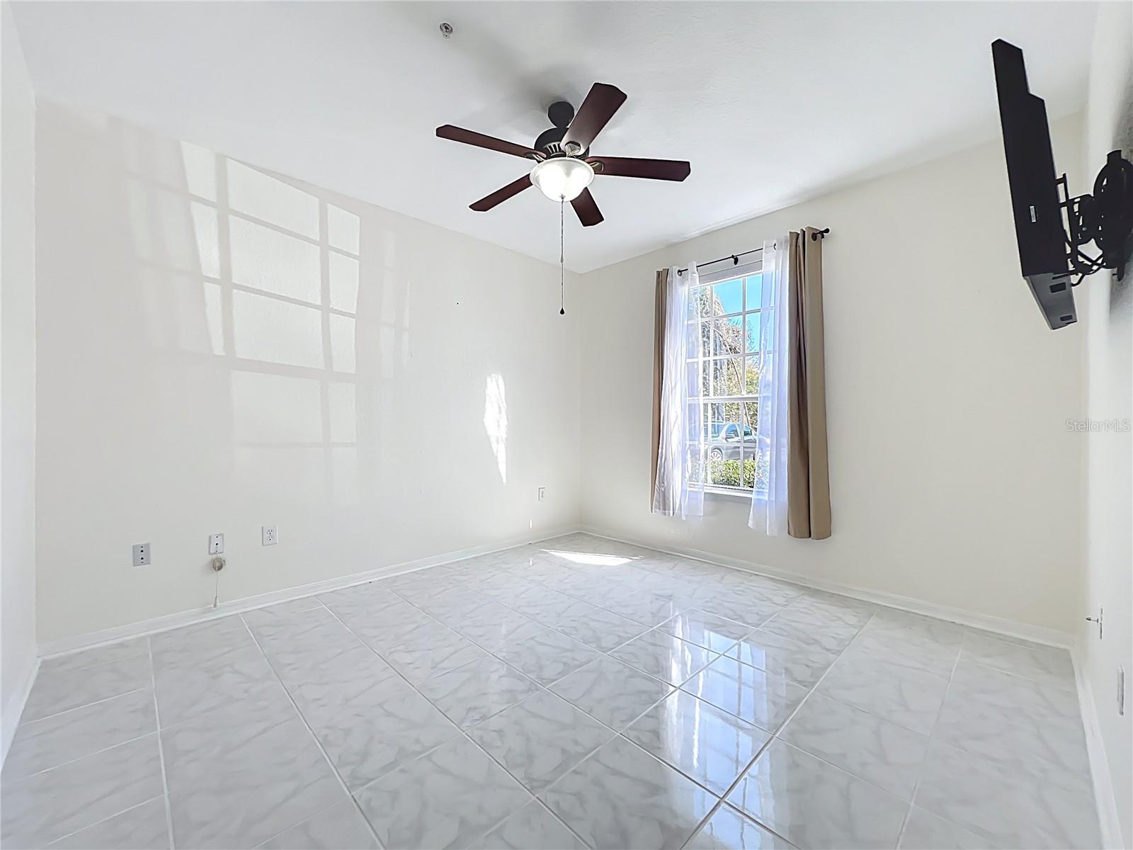 CRESCENT PLACE AT LAKE LOTUS CONDO - Residential