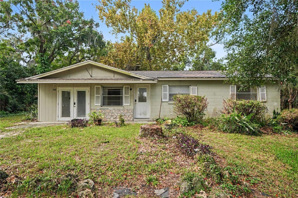 Photo of 508 South Dixie Avenue, Fruitland Park, FL 34731 (MLS # O6453786)