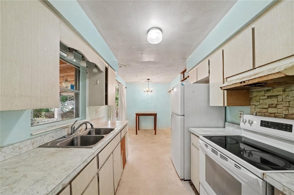 Photo of 508 South Dixie Avenue, Fruitland Park, FL 34731 (MLS # O6453786)