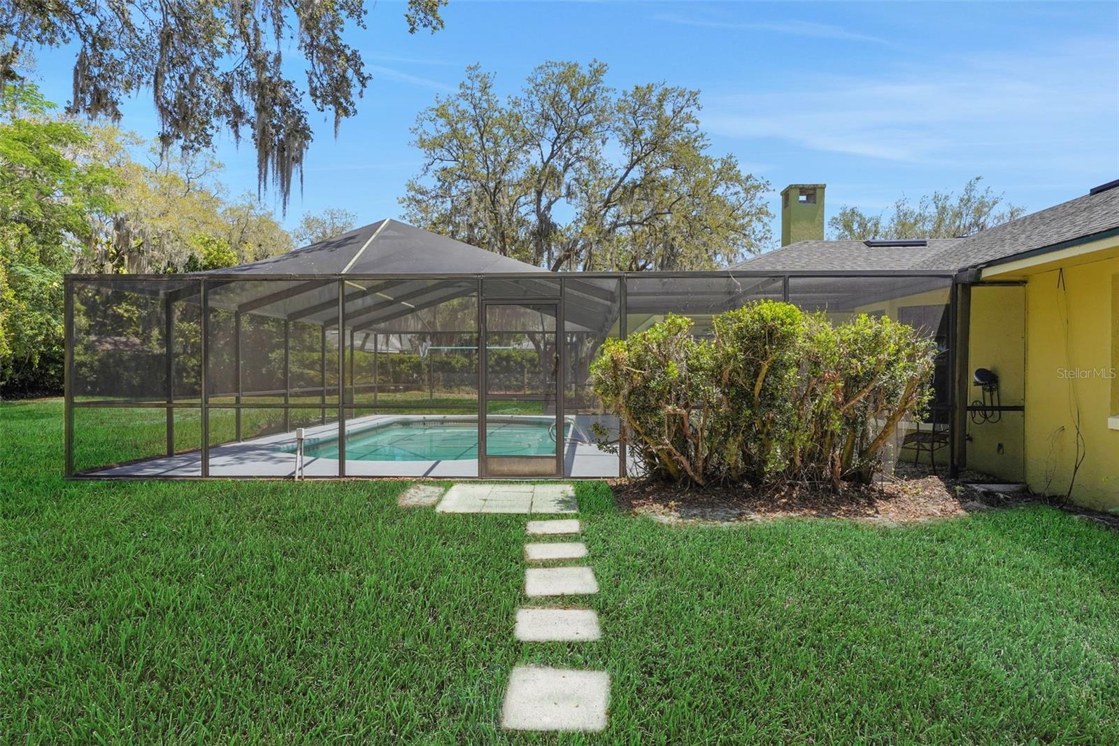 1226 LAKE LOOP