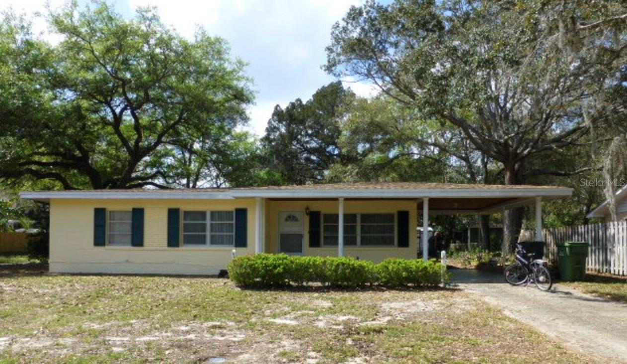 Property is Currently Occupied and will only be shown to Approved Applicants. (In order to see
occupied properties, tenants are required to fill out an application in advance, Once an application is approved a showing will be scheduled.)
3 Bedroom 1.5 Bath Single Family Home Large Corner Lot, Storage Shed, Florida room and Front Porch, Carport, Great Location.
1 Small Pet under 25lbs ok with Refundable Deposit
Breed restrictions apply. Refundable deposit and rent applicable.
Bright and open floor plan
Energy Efficient Appliances
Energy Efficient Windows
Washer Dryer Hookups
Seeking high-quality, long-term resident