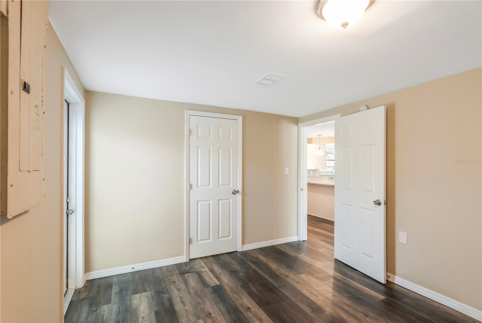 REGENCY PARK - Residential Lease