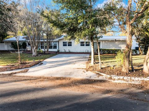 A home in LAKELAND