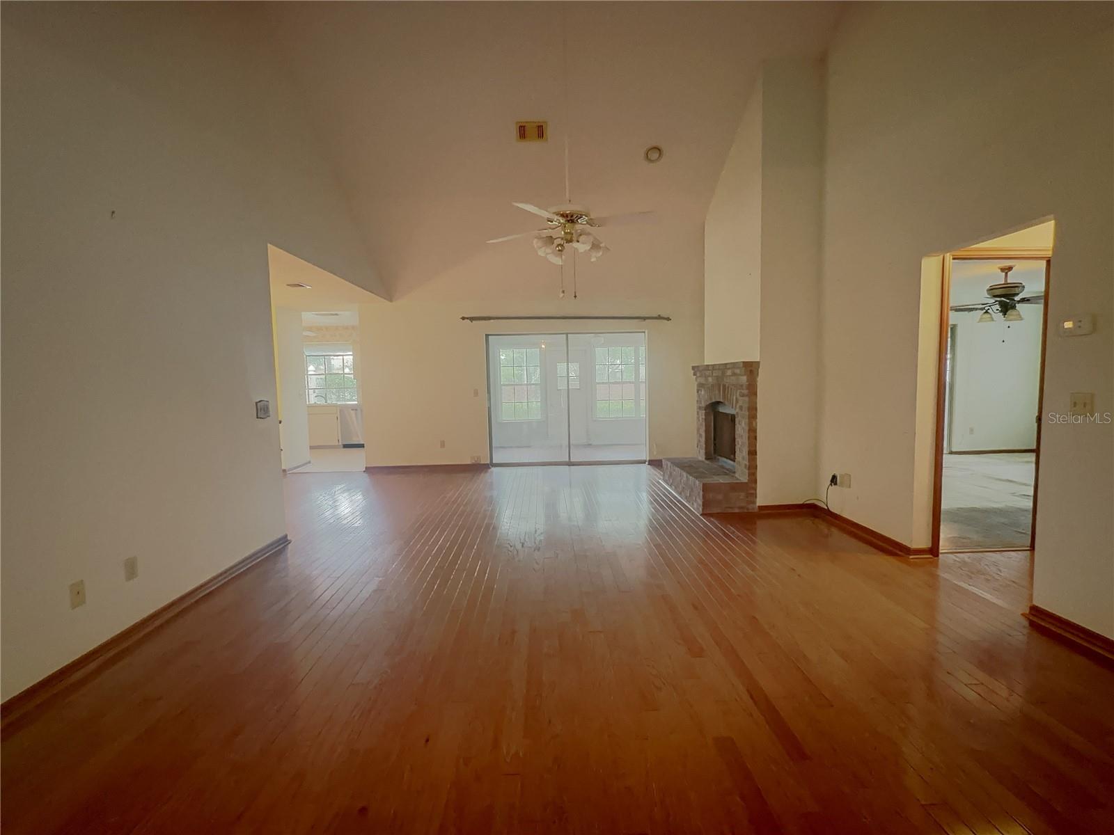 Casas a venda 3 - Jen Dantas 3580 MARSTON DRIVE