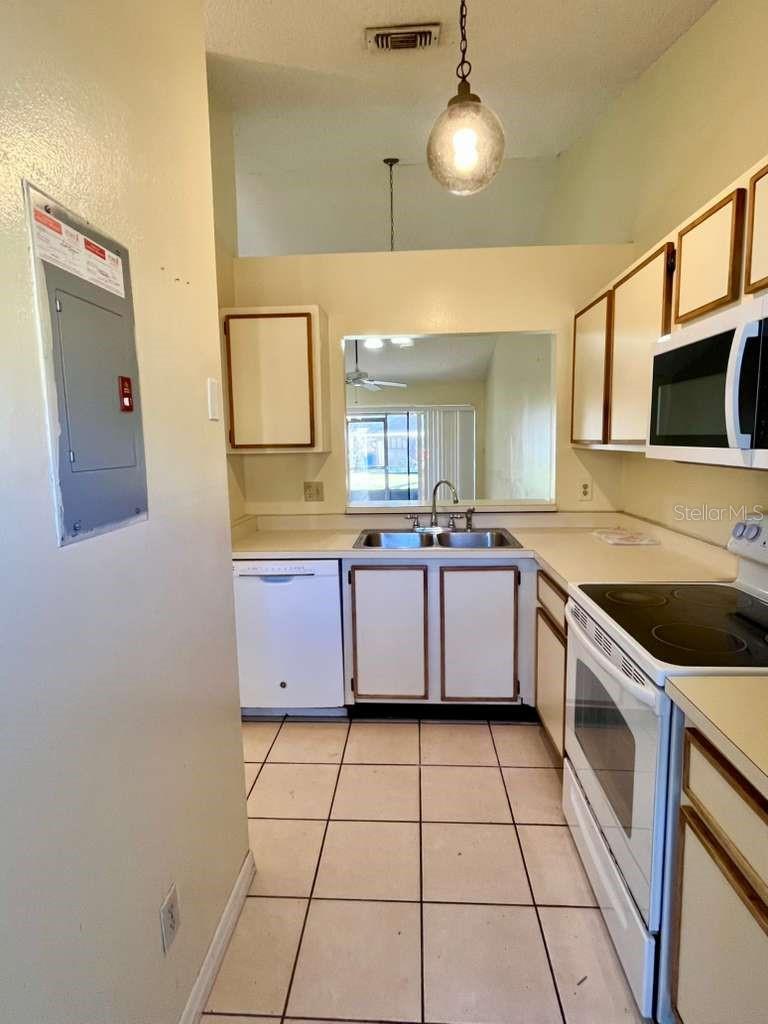 CREEKSIDE VILLAS - Residential
