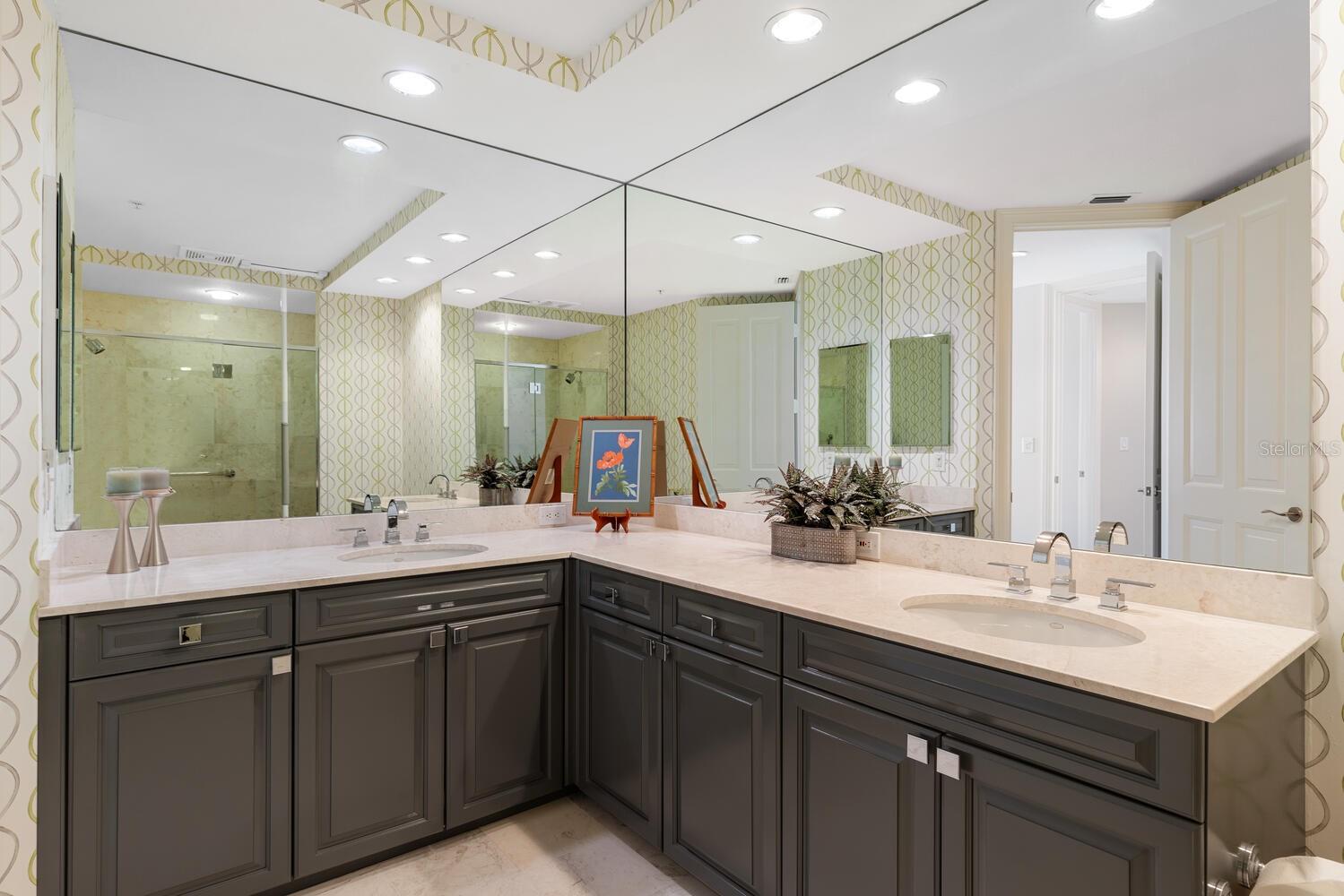 THE TOWER RESIDENCES - Residential