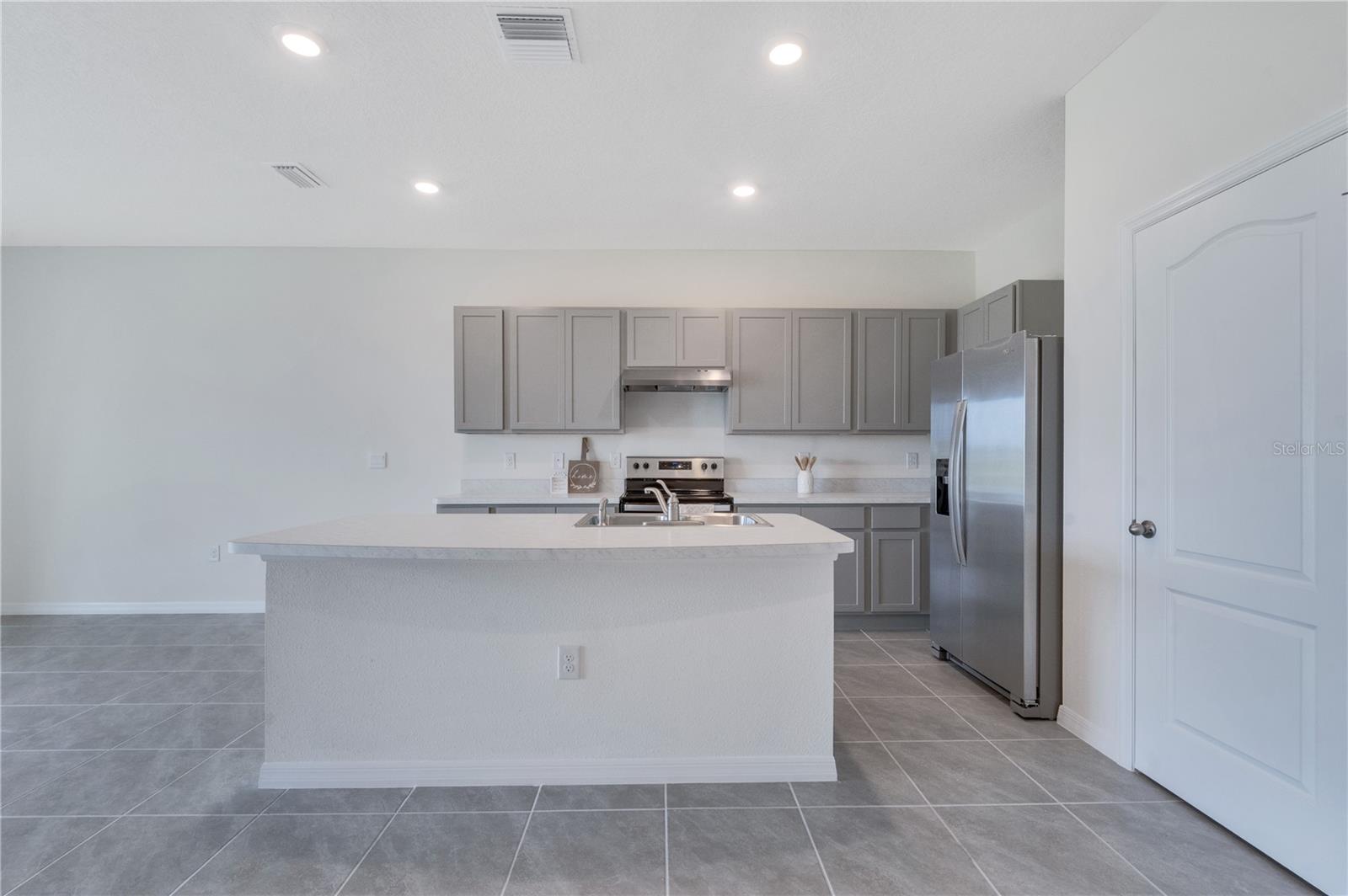 THOMPSON GROVE - Residential Lease