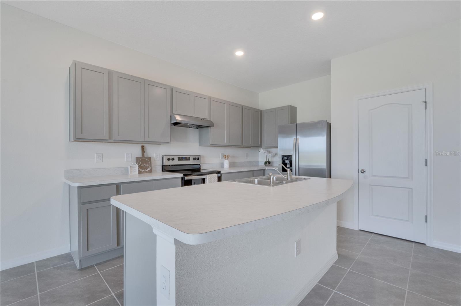 THOMPSON GROVE - Residential Lease