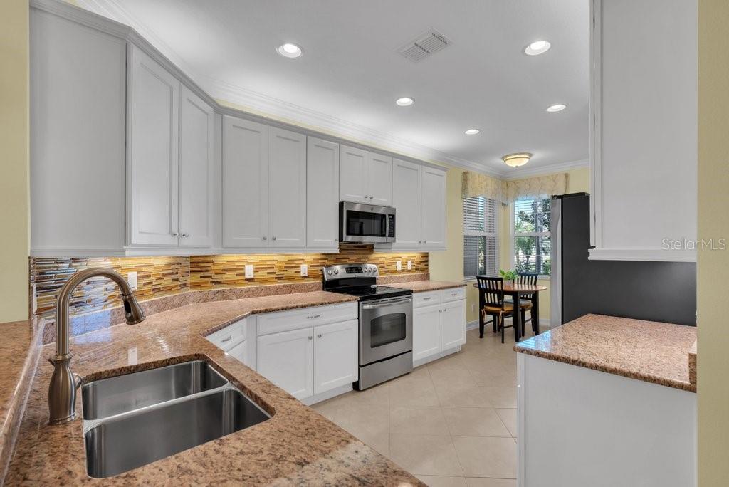 VALENCIA LAKES - Residential