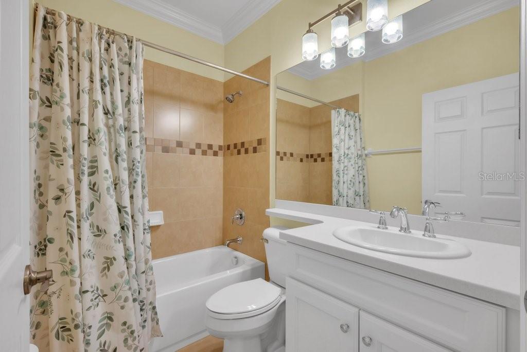 VALENCIA LAKES - Residential