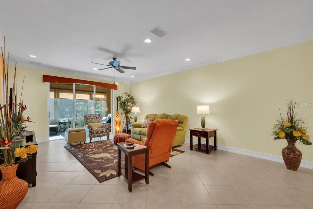 VALENCIA LAKES - Residential