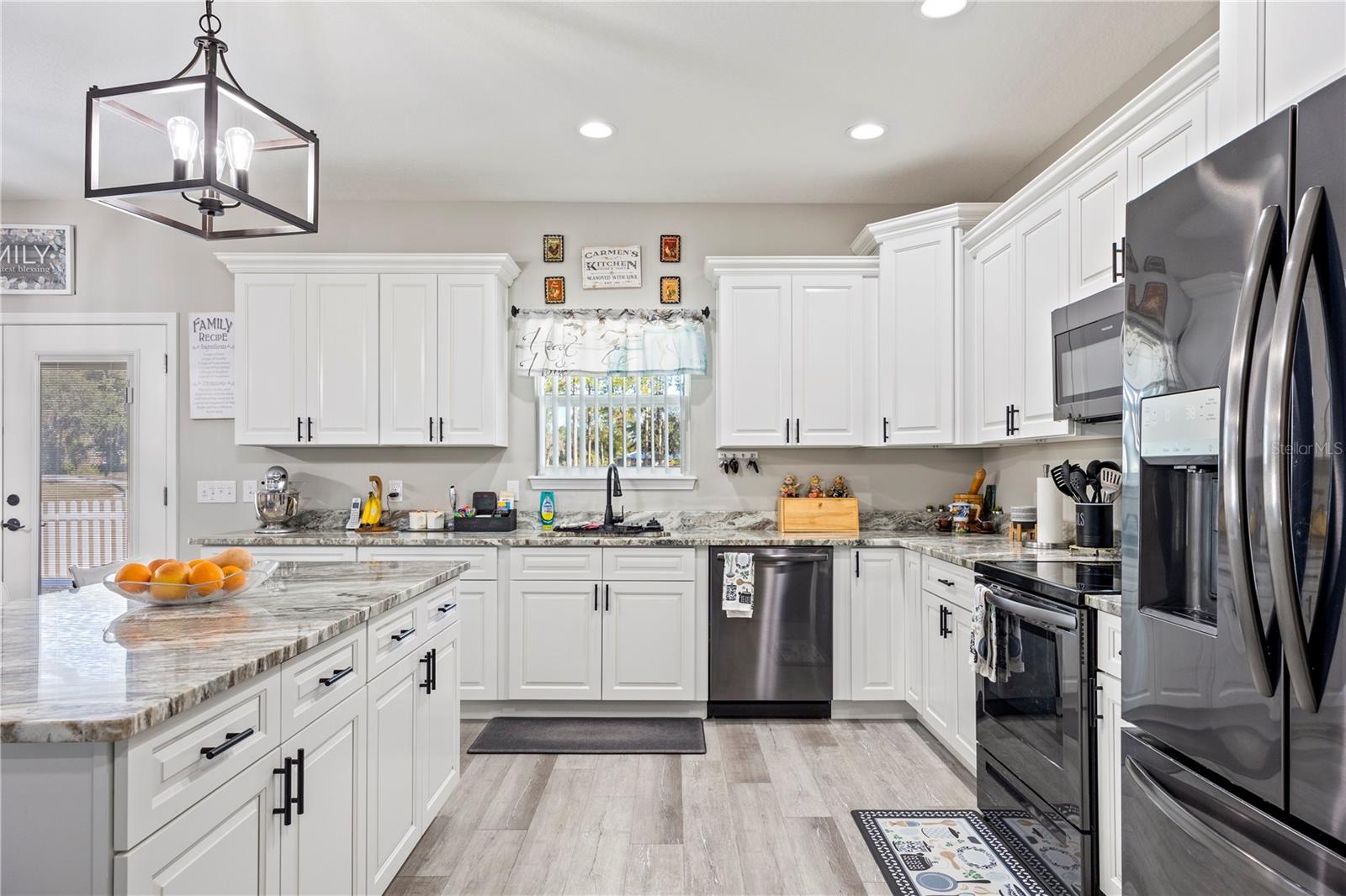 WHISPERING OAKS - Residential