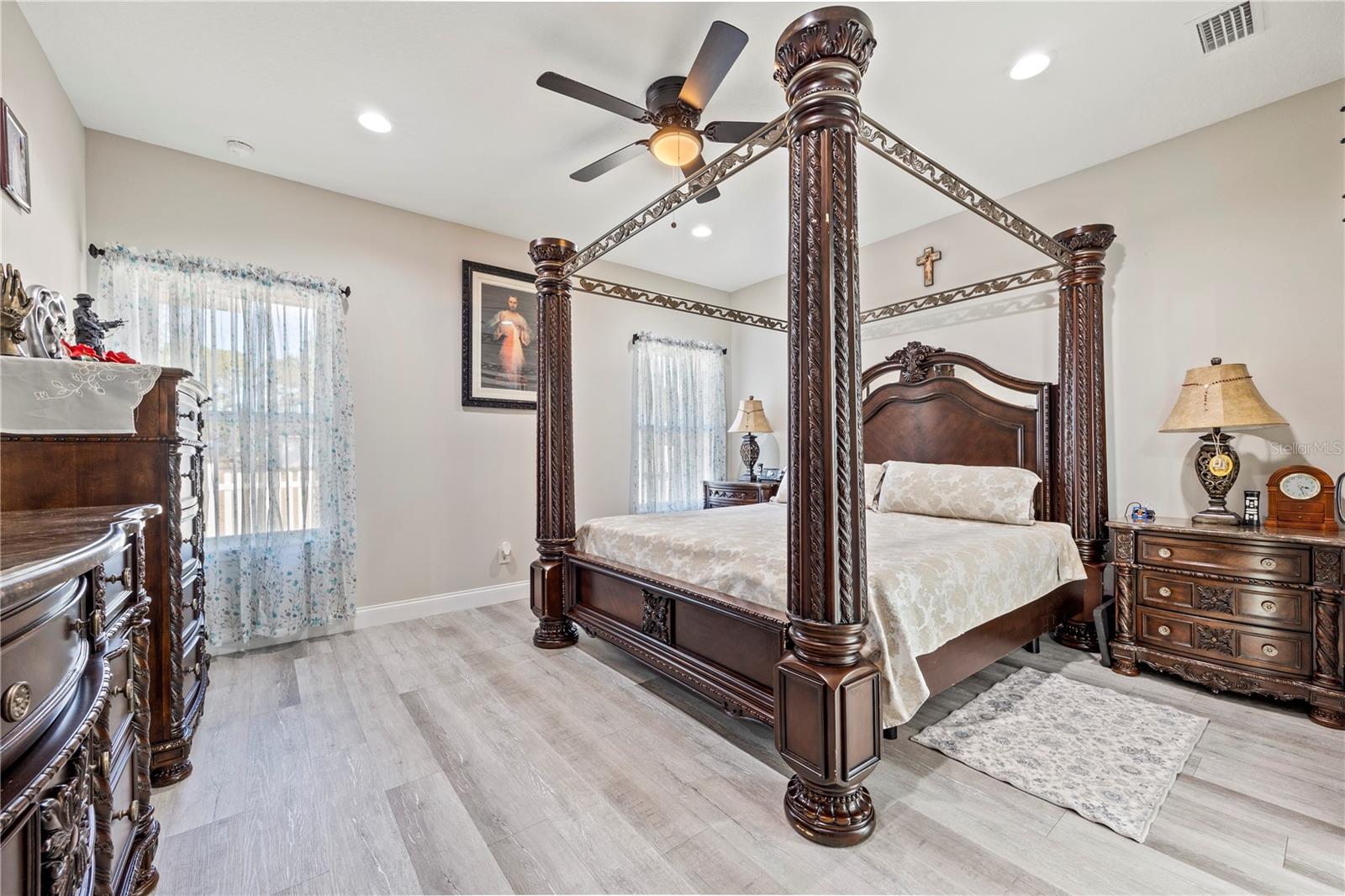 WHISPERING OAKS - Residential