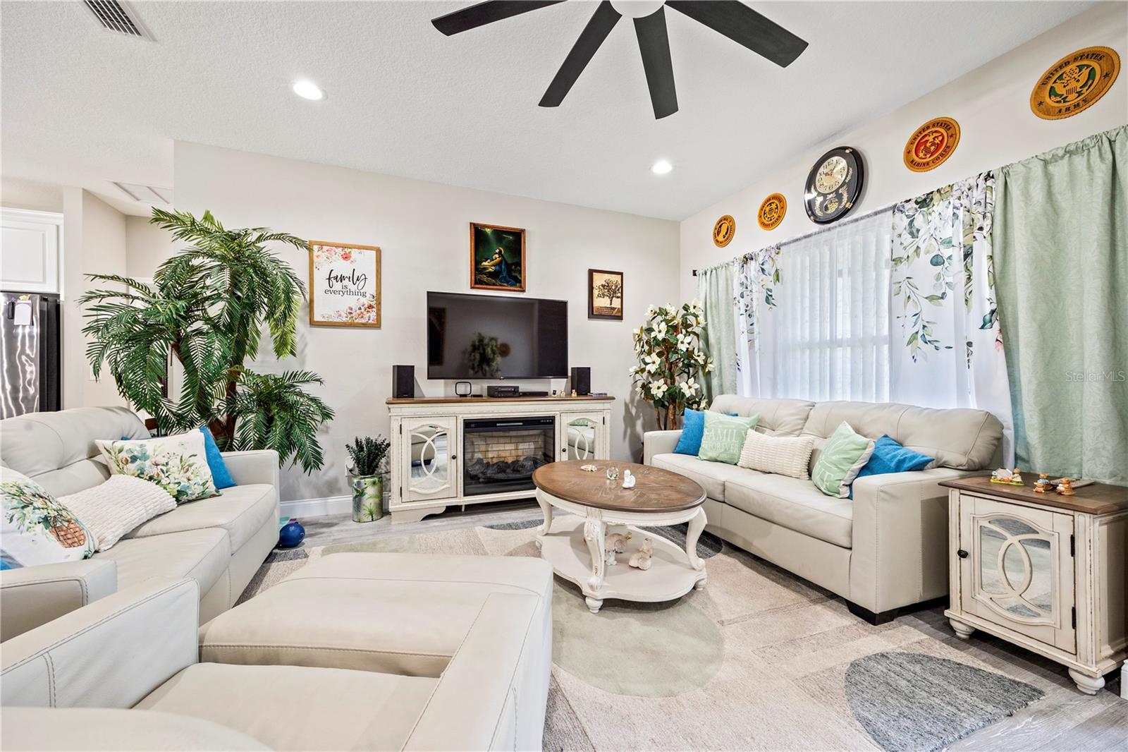 WHISPERING OAKS - Residential