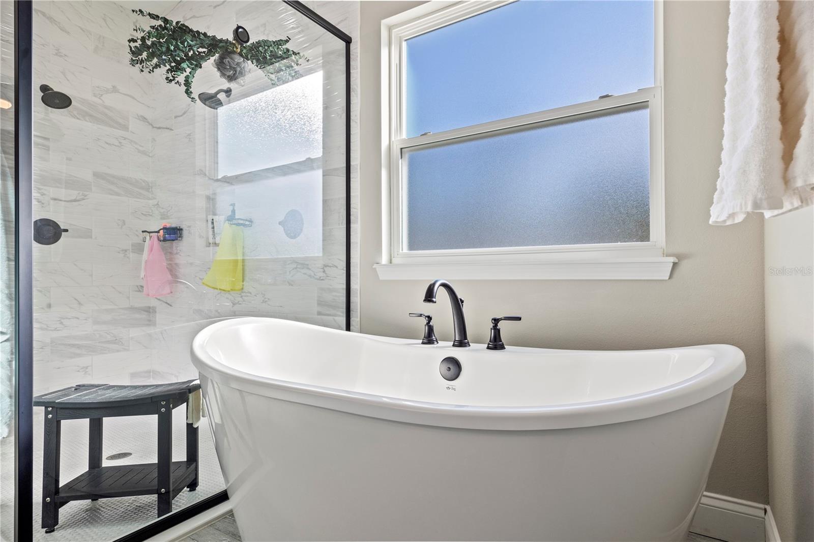 WHISPERING OAKS - Residential