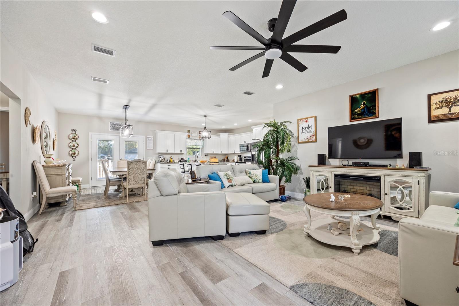 WHISPERING OAKS - Residential