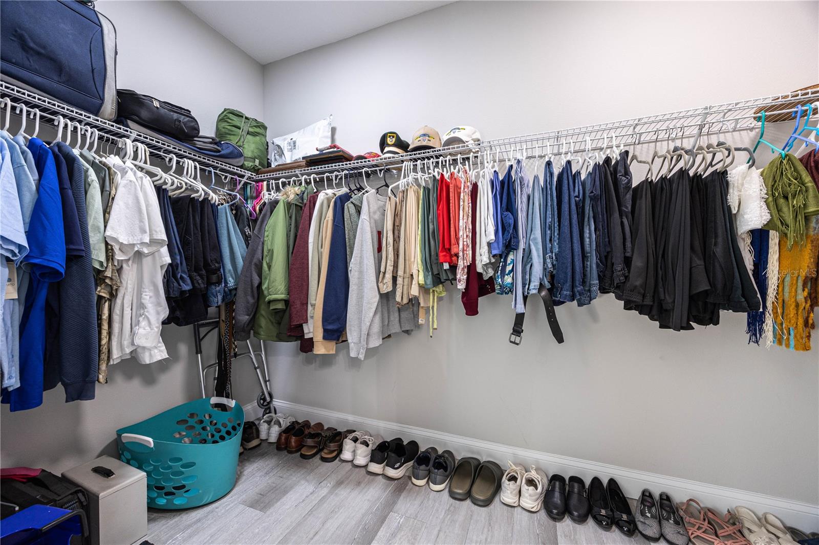 WHISPERING OAKS - Residential