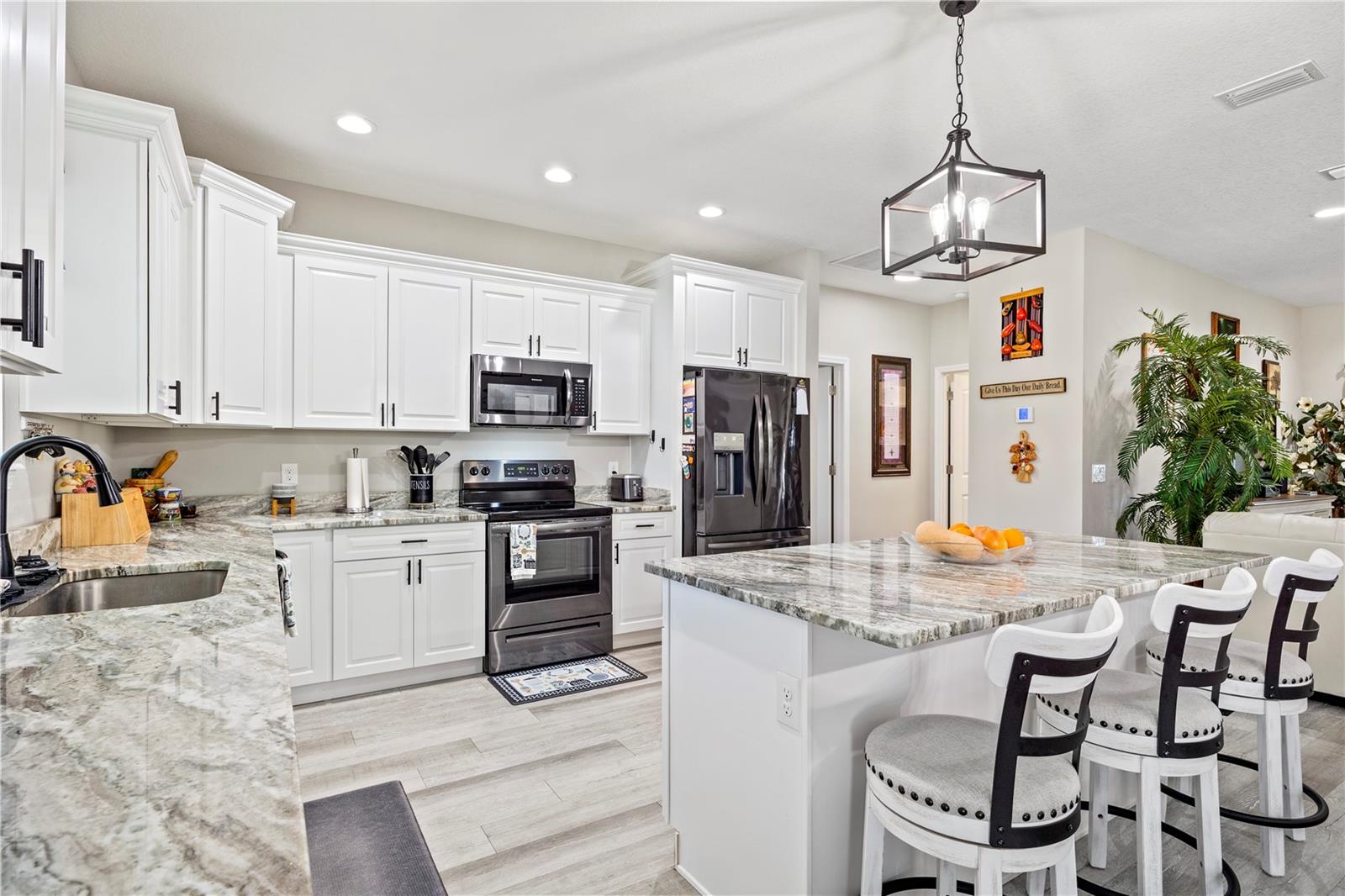 WHISPERING OAKS - Residential