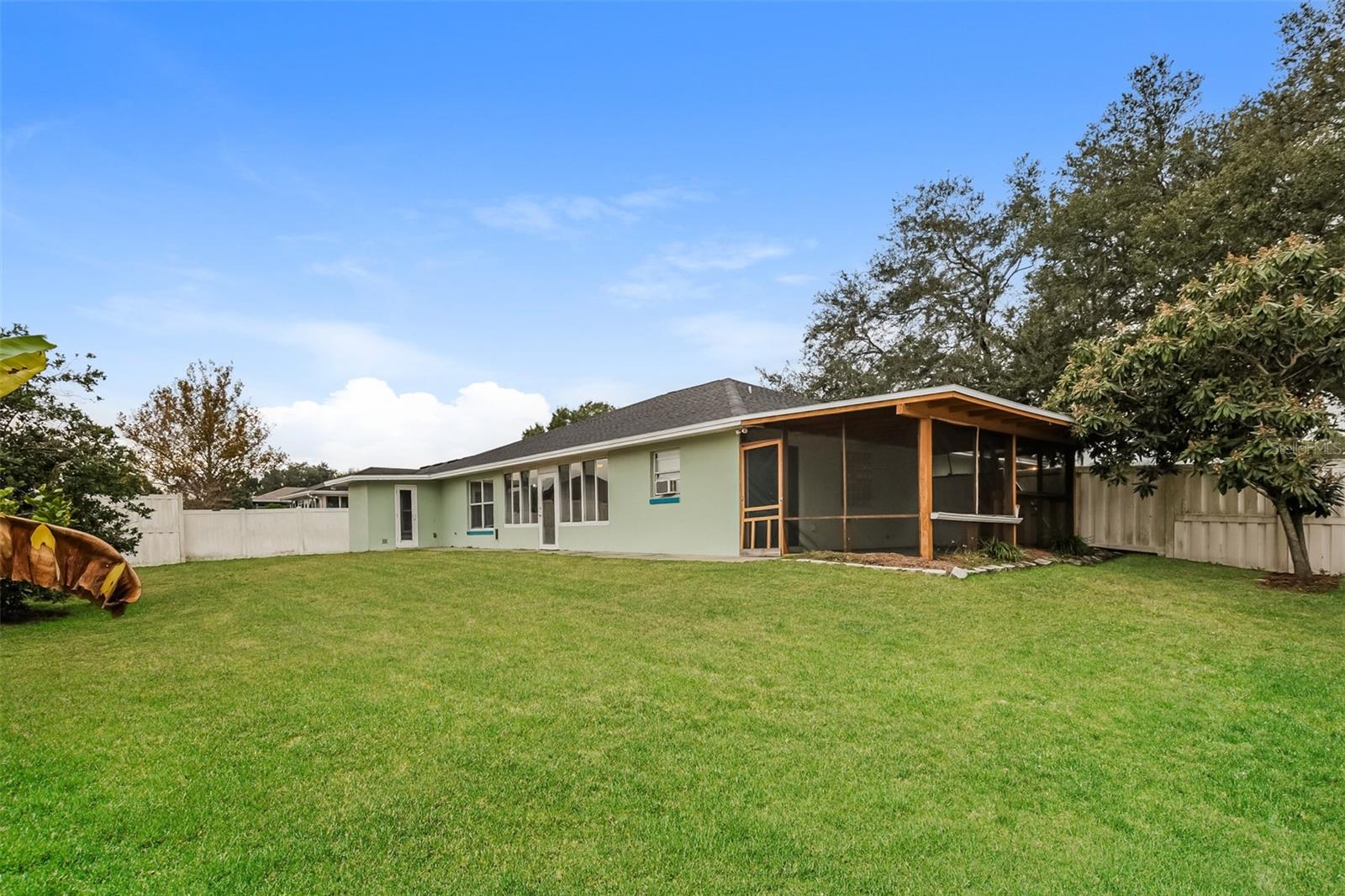 TROPICAL MANOR - Residential