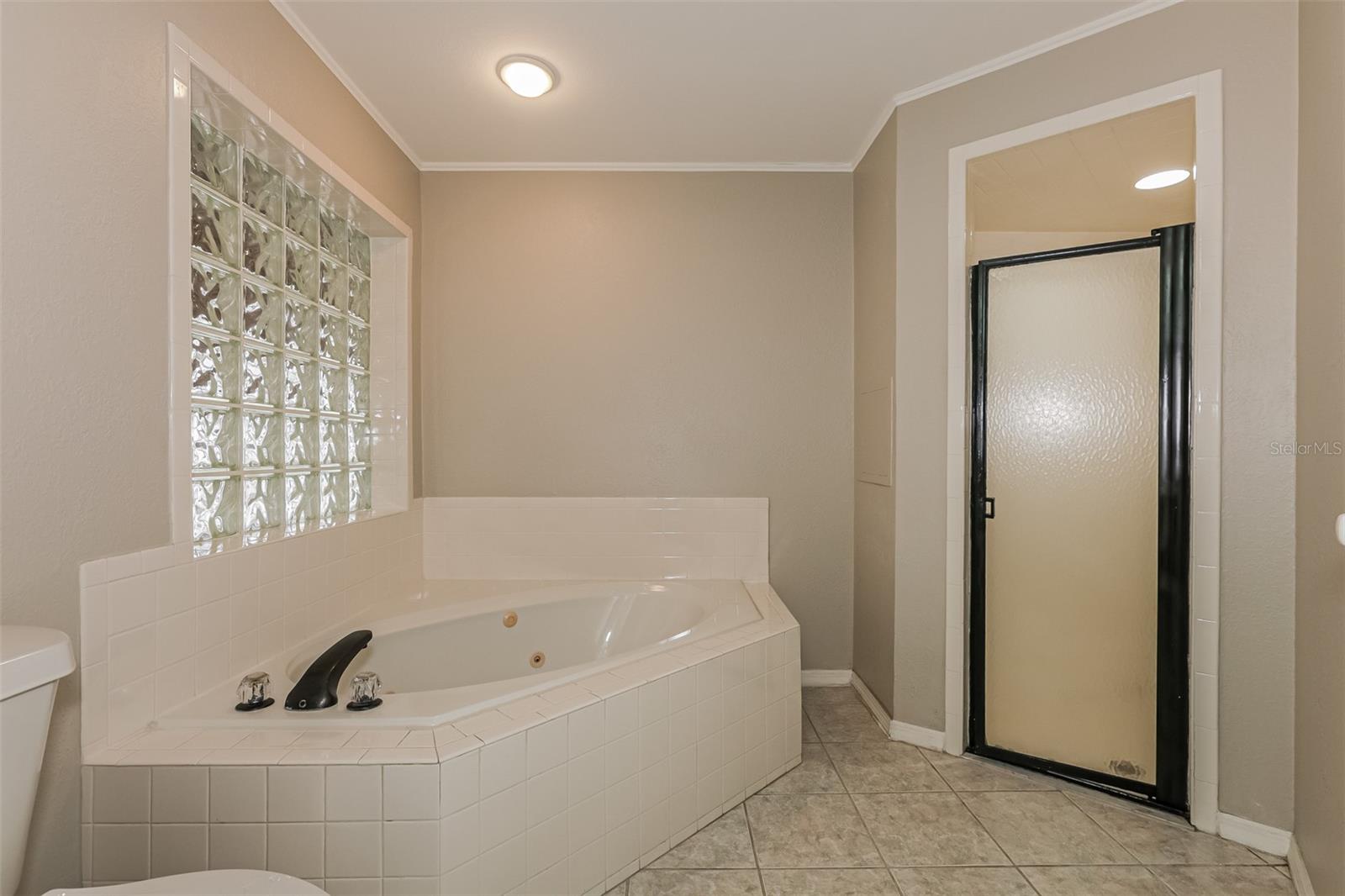 TROPICAL MANOR - Residential