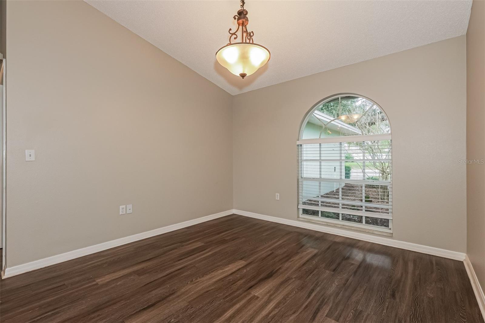 TROPICAL MANOR - Residential