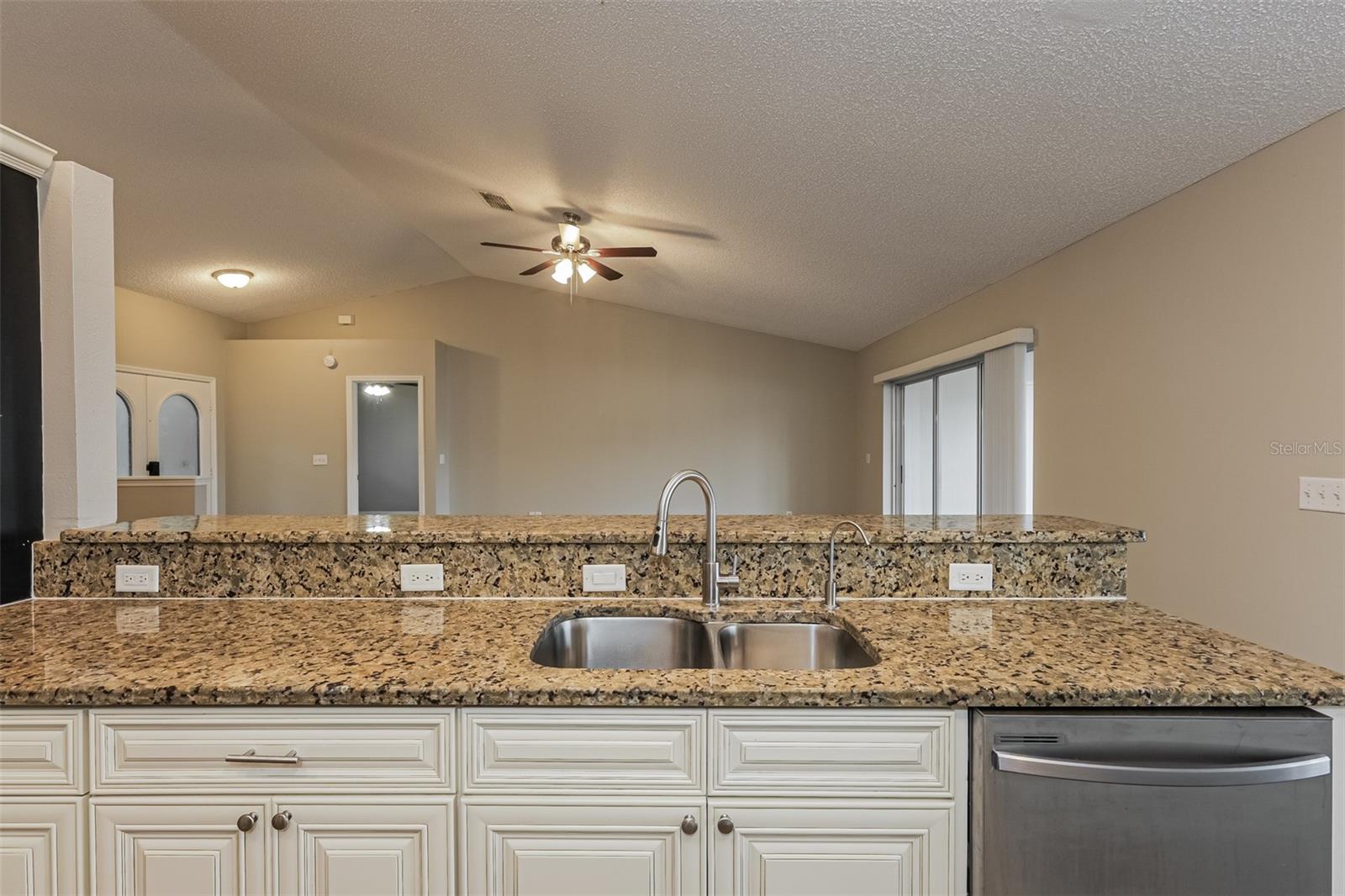 TROPICAL MANOR - Residential