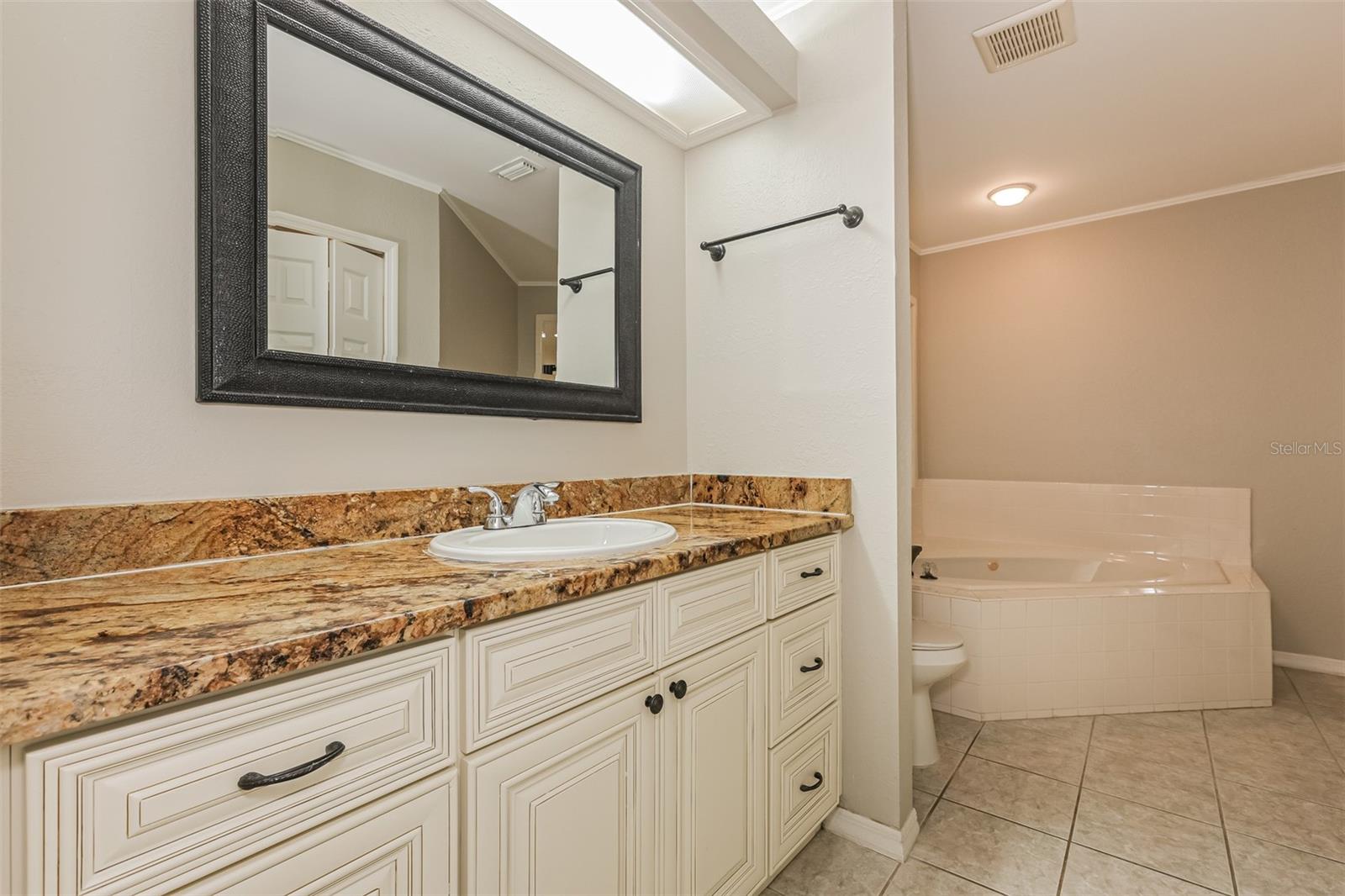 TROPICAL MANOR - Residential