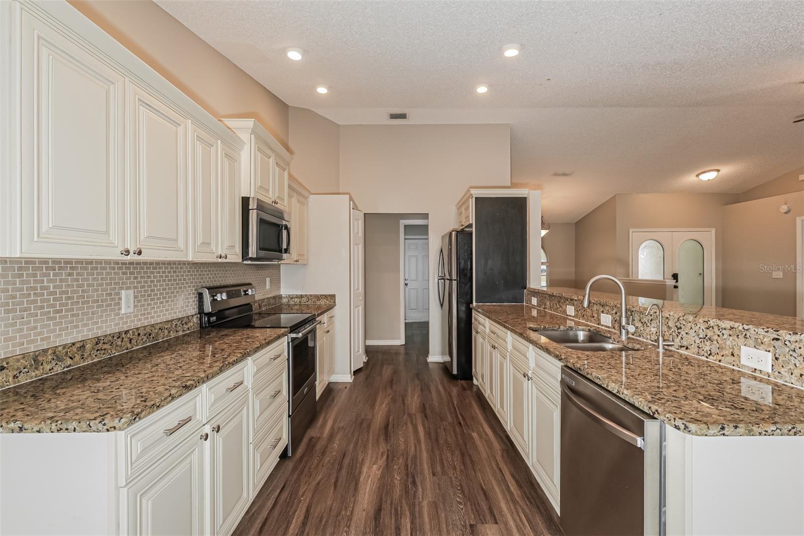 TROPICAL MANOR - Residential