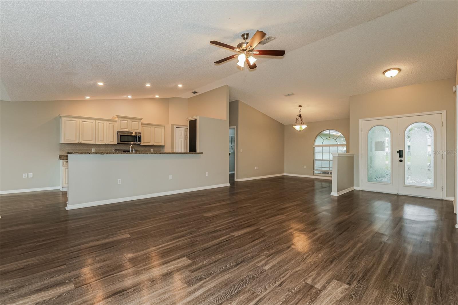 TROPICAL MANOR - Residential