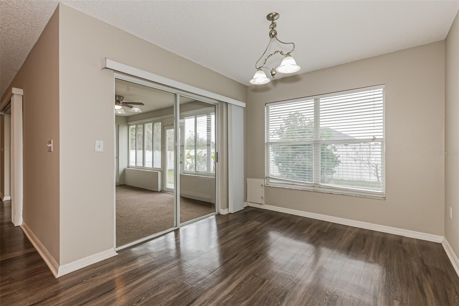 TROPICAL MANOR - Residential