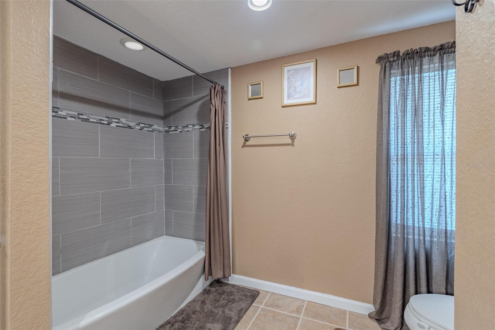 TRACERS LAKE KEEN ESTATES UNI - Residential