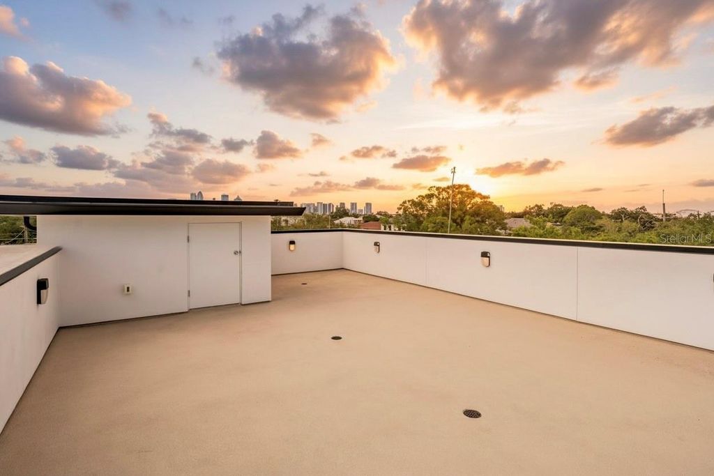 Photo of 500 E Davis Boulevard, Tampa, FL 33606 (MLS # TB8496900)