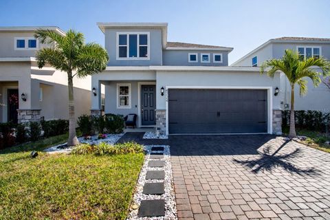 Photo of 4724 Cragmere Loop, Clermont, FL 34711 (MLS # O6383490)