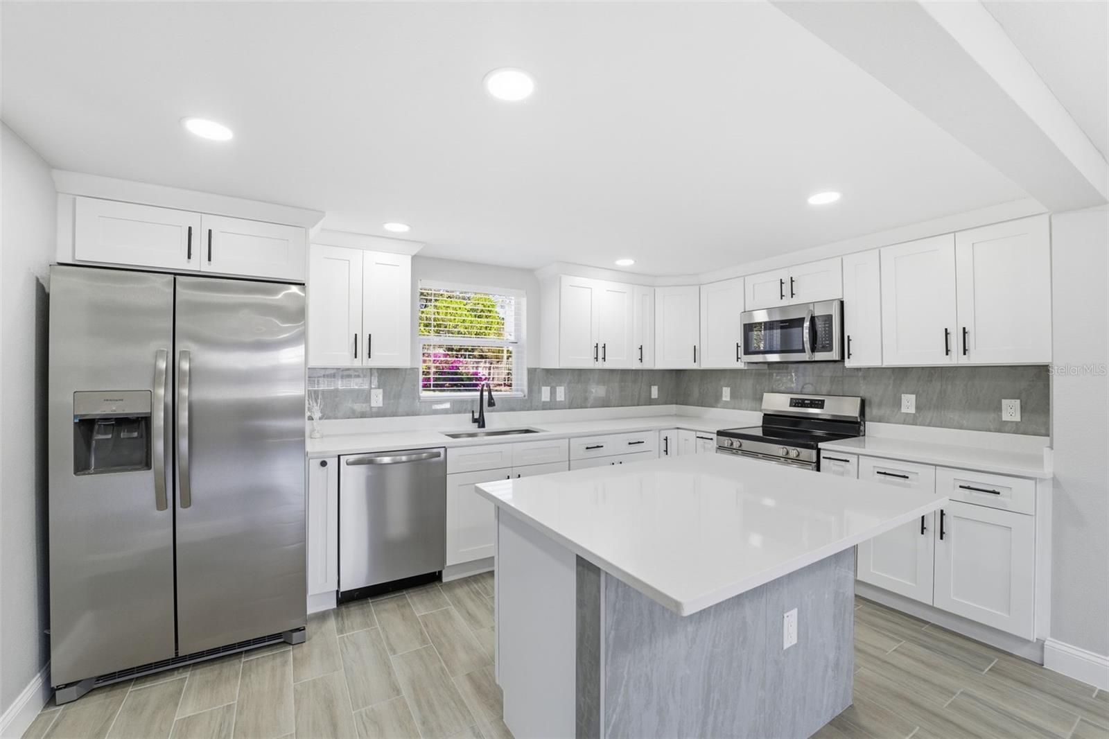 COUNTRY CLUB ESTATES - Residential