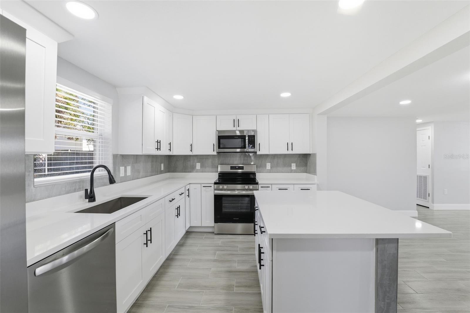 COUNTRY CLUB ESTATES - Residential