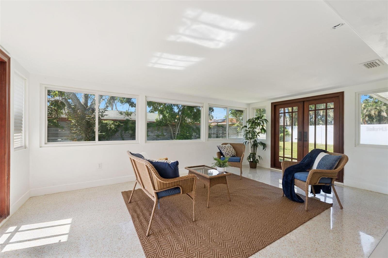TROPICAL SHORES - Residential