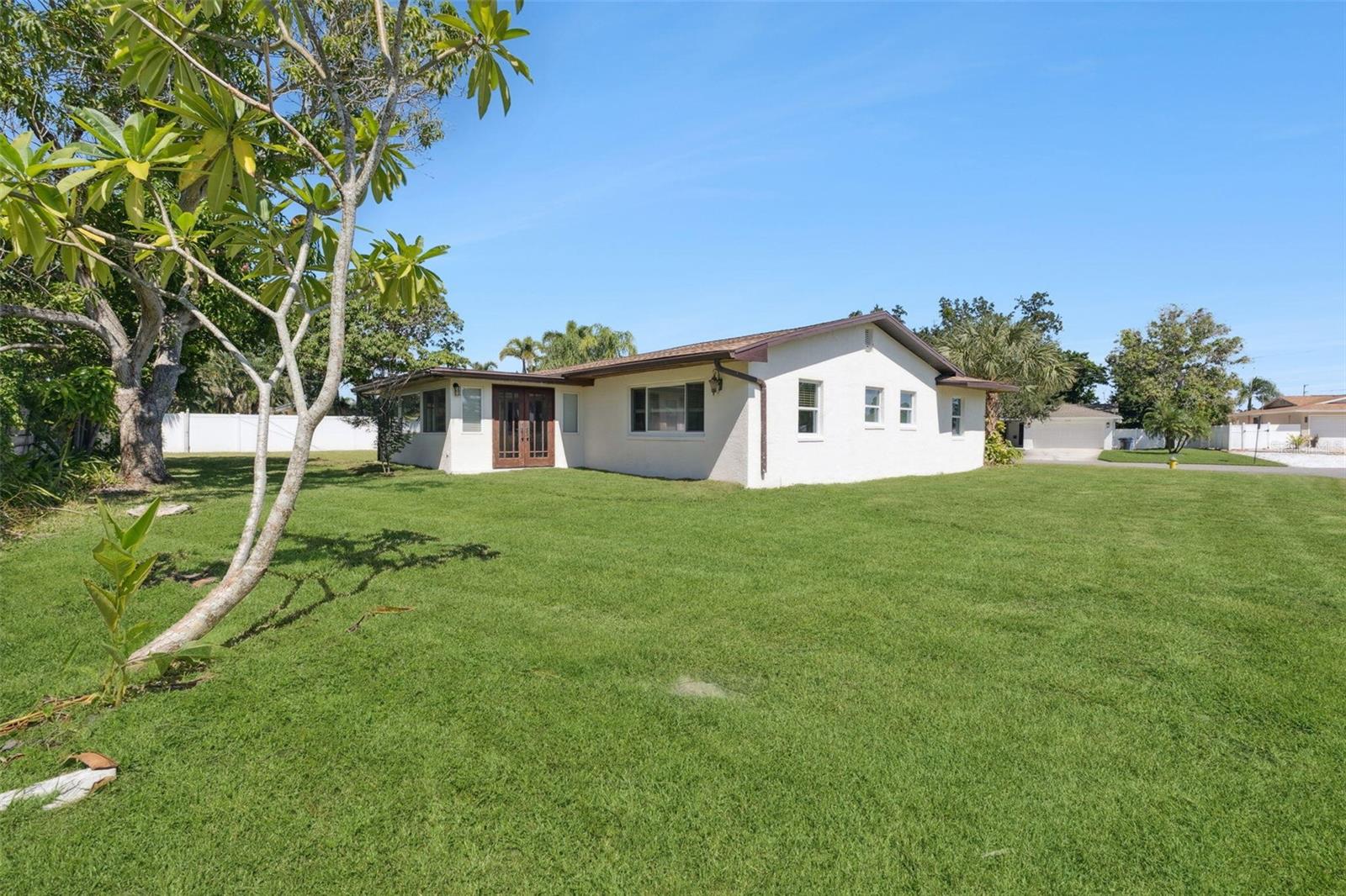 TROPICAL SHORES - Residential