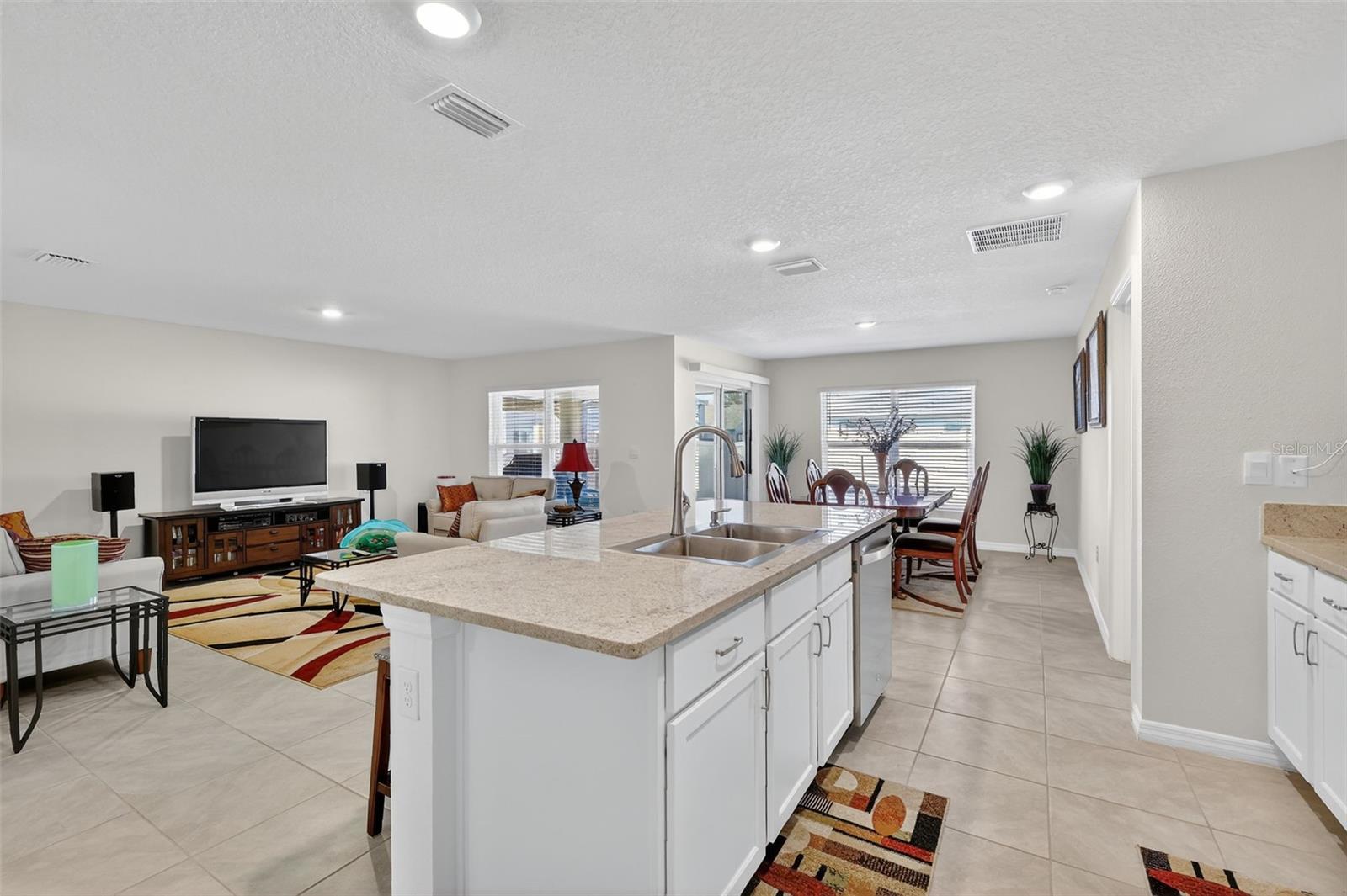 TRIUMPH SOUTH PH 1 - Residential