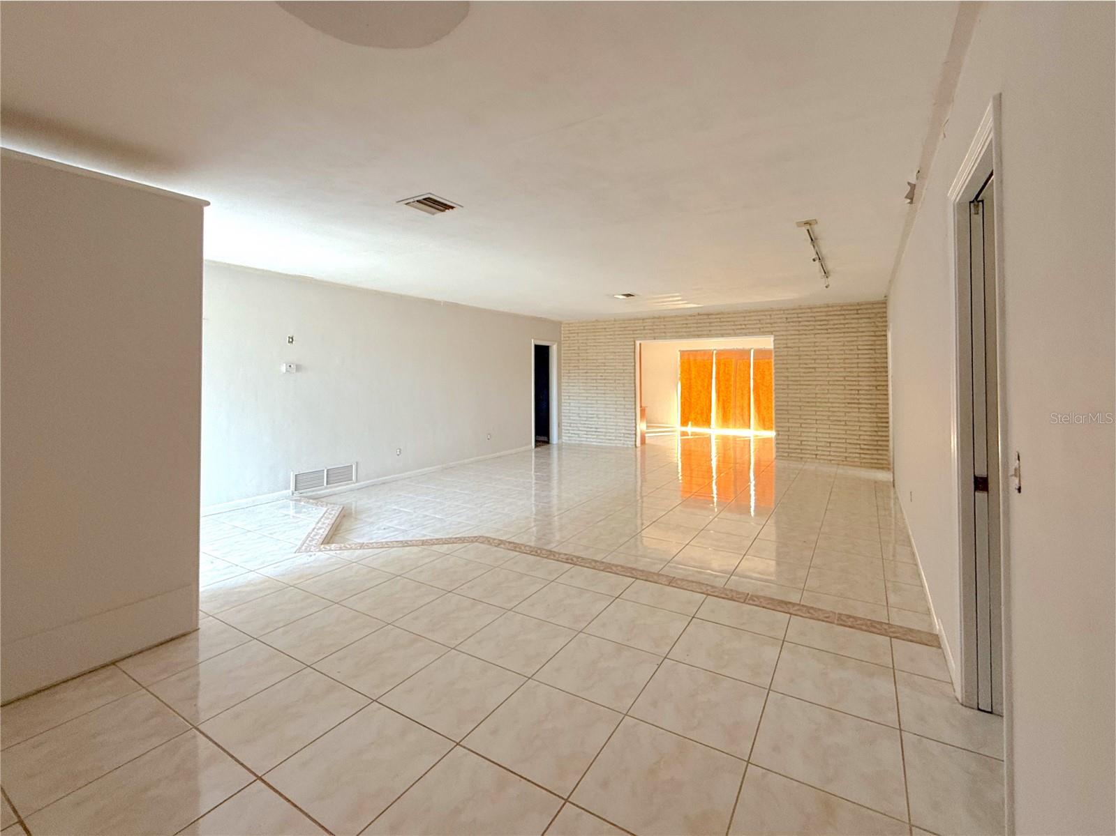 ENGLISH ESTATES UNIT 2 - Residential