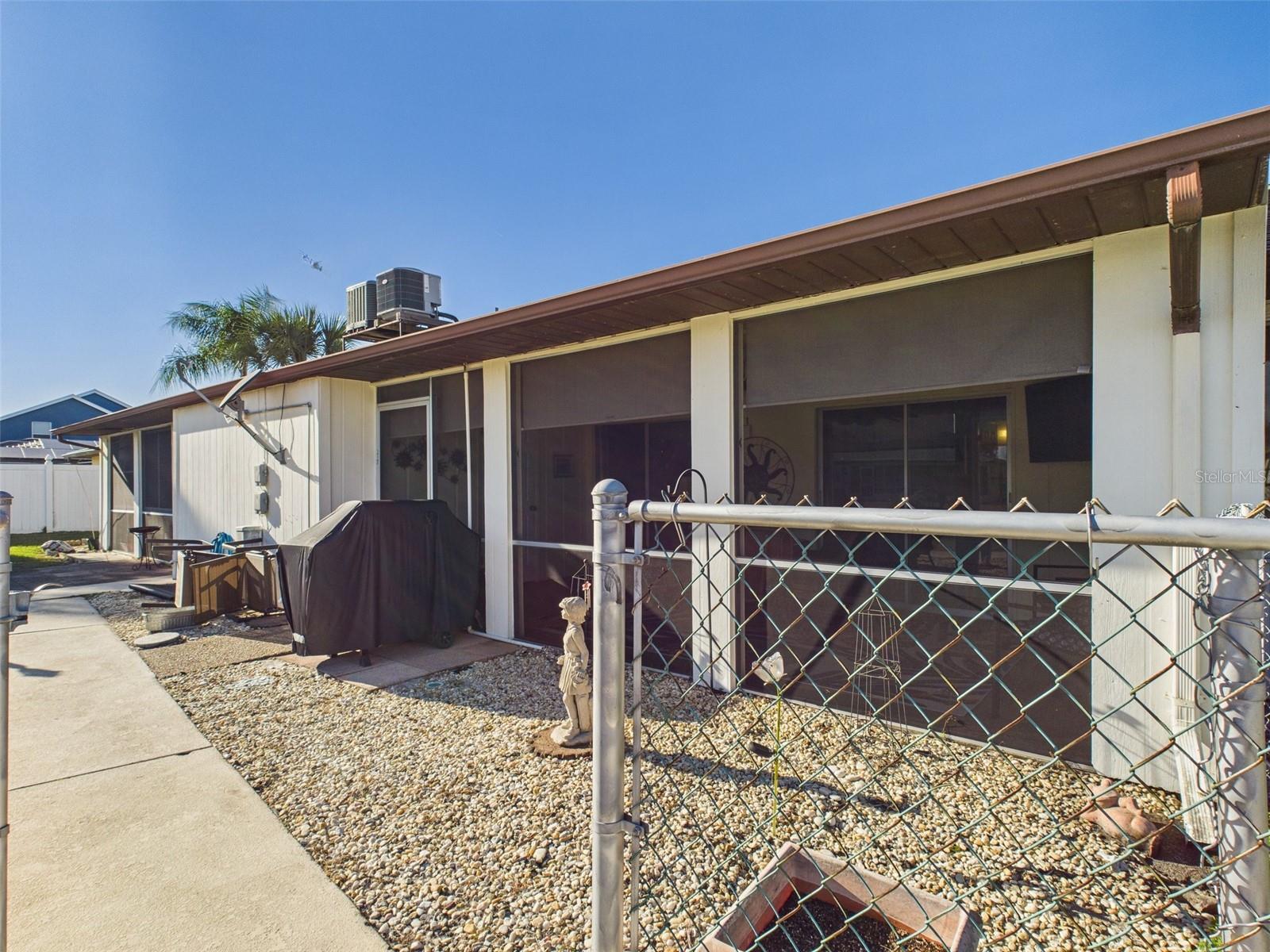 THE CAMPBELL TWNHMS - Residential