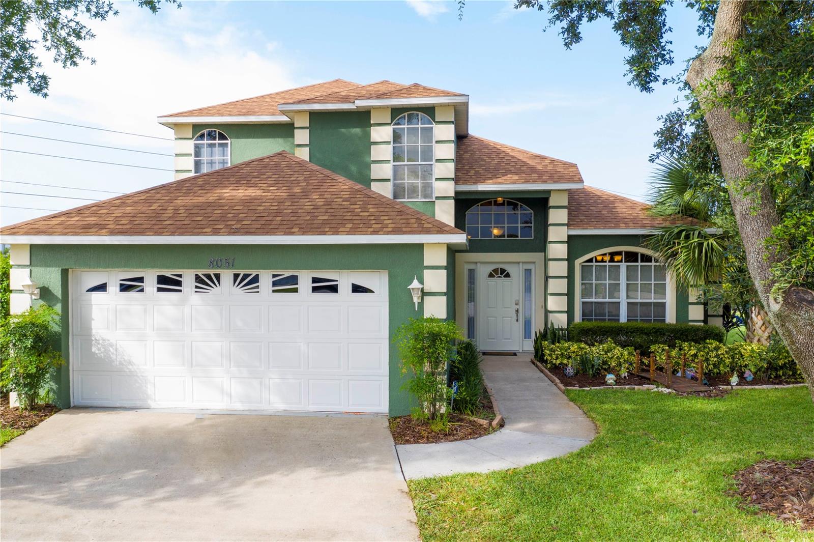 HUGE cull de sac lot property WITH BACKYARD LAKE VIEWS! Beautifully and professionally decorated 4 BDR + 3 1/2 Bath luxury home located at the top of a quiet cul de sac and built on a 10,018 sqft (1/4 acre) lot ! AMAZING BONUS: Brand new and included in price, fully paid LG Solar Energy System (LG NeON®??). This fantastic U$50k energy solar system is only 4 years old, with at least 25 more years of excellent productivity. Property Taxes will decrease significantly after Closing! If property to be used as primary residency, chances are new homeowner will pay only a basic energy fee, almost zero consumption. The new homeowner will also take advantage of the Florida Net Metering (sell any excess solar energy back to the grid) as long as he/she owns the house. This stunning home has its huge master bedroom downstairs, with walk in closet, double glass sliding doors leading to patio/pool area, king sized bed, and in-suite bathroom with double sink vanities. The villa boasts a larger than average pool and pool deck area which is not overlooked by neighboring homes. Watch Disney Fireworks every night from your own private deck!
There is a bathroom which can be accessed directly from the pool deck. The living room/kitchen and dining room combination make perfect space for entertaining with double panel glass sliding doors with amazing views to pool / patio area and community pond. Upstairs you will find find another 2 exquisite and beautifully decorated bedrooms sharing a full bathroom. And the second Master Suite with king sized bed, and in-suite bathroom. Not enough, the garage has been converted into a splendid Disney Cars themed Game Room, featuring top of the art scenario, a pool table, ping pong table game, and classic video game Disney Cars themed arcade. Also a dedicated split AC unit for those hot days of gaming. The Game Room can be easily converted back to a normal two car garage (garage door and motor are in place) . Spend your days relaxing inside or grilling some BBQ in the patio with private pool and view to exclusive and beautiful community pond. Outside shower on the pool deck. COMPLETE AND FULLY FURNISHED including all décor pieces, big screen tvs, appliances, and gaming equipment in the gameroom! Make this your primary or second home or even an extra income property. Whatever you choose, it’s move in ready! Low annual HOA expense! Easy access to US 192, 429, I-4 and Route 27, with Disney just minutes away, restaurants and shopping on the doorsteps. Other incredible features: New pool heat equipment (2025); new brick pavers on driveway and walkway to front door (2025); outdoor security system with recording video camera and internet connection to monitor; Schlage electronic door lock Code with internet connection and app control possible to add up to 30 different codes; WATERWAY OASIS automated pool system with internet connection and app control in which you can monitor pool pump, temperature, lights and also schedule operating times; A/C thermostat with internet connection and able to control by distance. Writting description doesn´t do any justice to this gem! Make your appoitment because It won't last!!