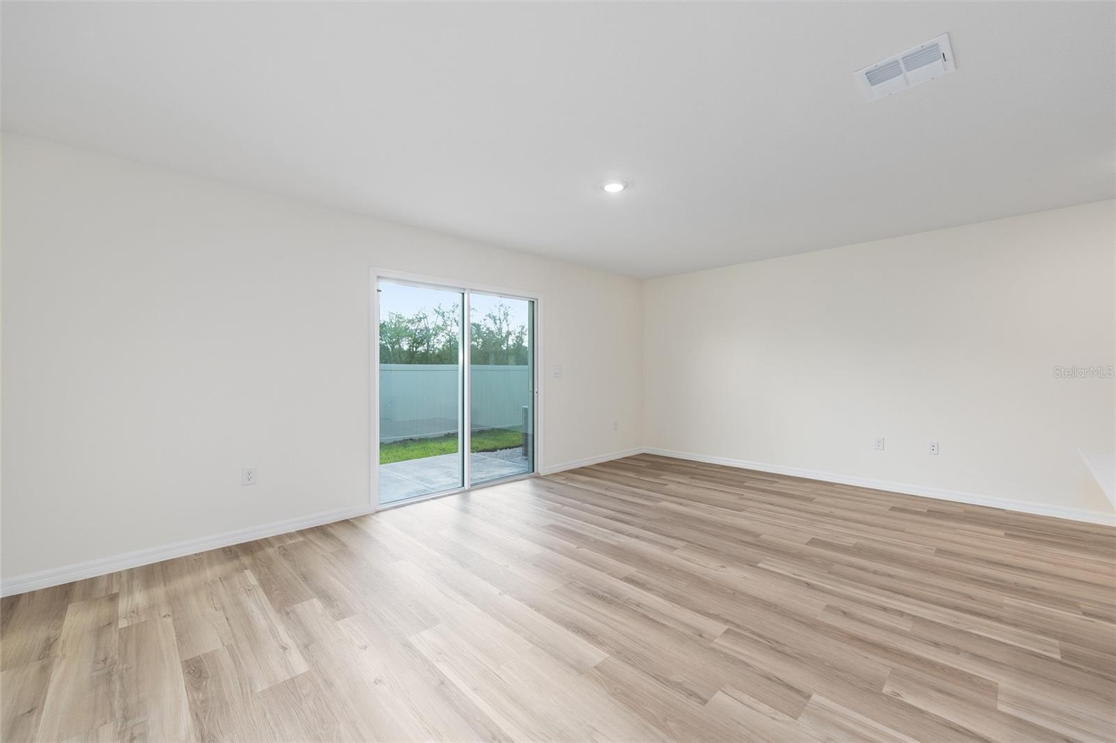 LAUREL COMMONS - Residential Lease